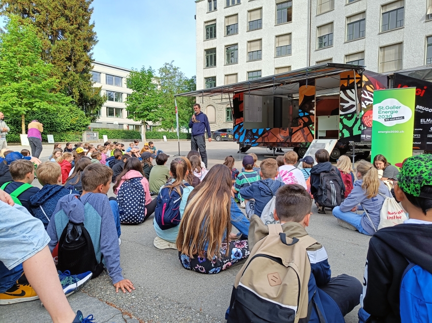 Rund 130 Mittelstufenschülerinnen und -schüler nahmen an der Präsentation und Besichtigung des «Solar Butterfly» beim Hadwig-Schulhaus teil. Sie liessen sich den «Solar Butterfly» zeigen, machten an einem Parcours mit, besuchten einen Vortrag von Louis Palmer und wurden von Regierungsrätin Susanne Hartmann begrüsst.